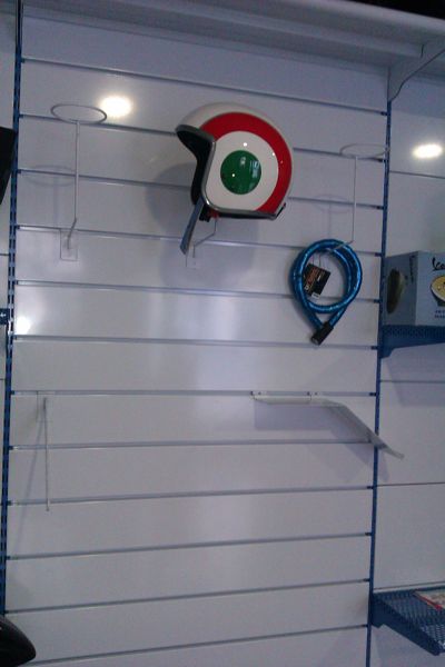 estanterias metalicas con lamas de madera